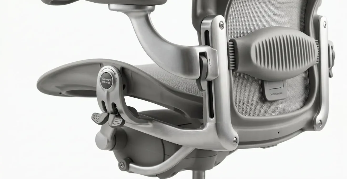 Gros plan sur les mécanismes et commandes de réglage d'un fauteuil de bureau ergonomique montrant manettes et système lombaire ajustable